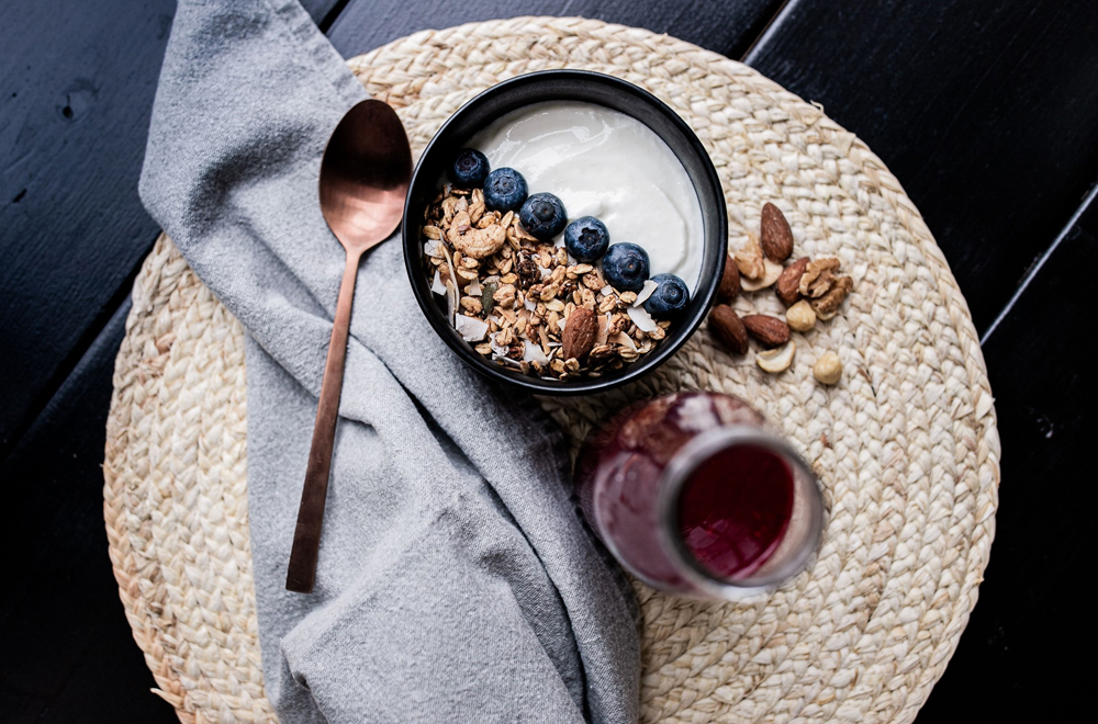 gezond en voedzaam ontbijt met healthy granola