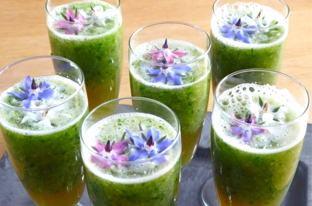Ice tea met geraspte komkommer en komkommerkruid (Eetbarebloemenshop.nl)