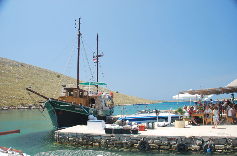 Met onze zeilboot aanleggen voor de lunch op één van de Kornati eilanden