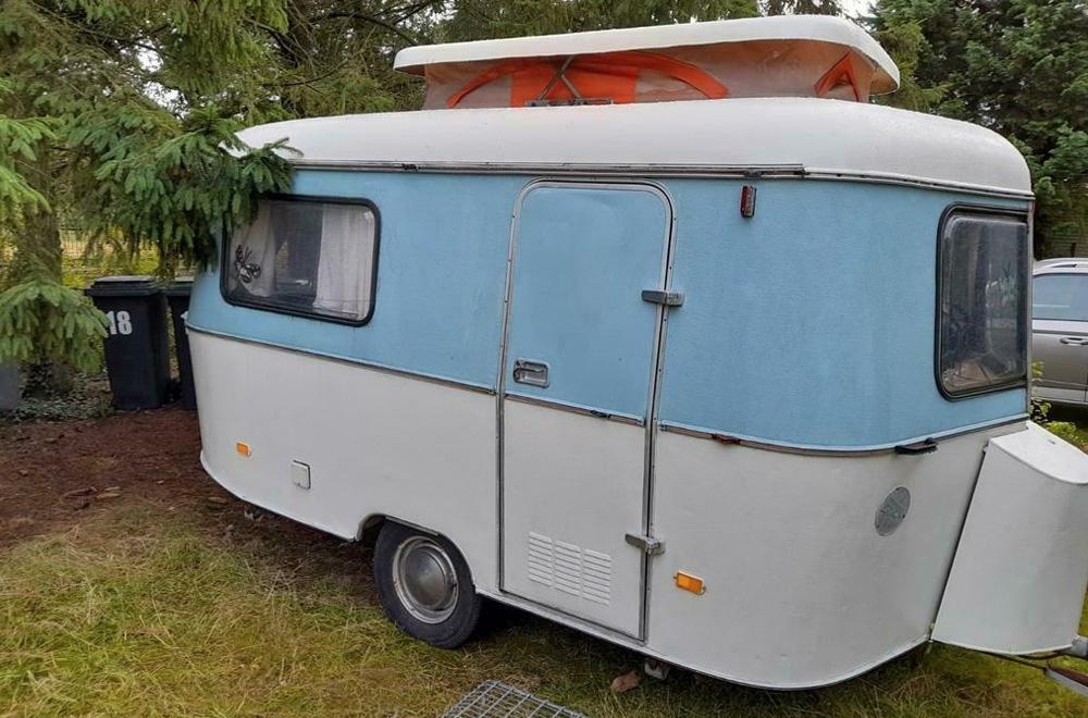 Deze retro caravan is te koop!