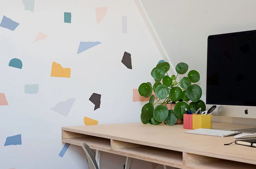 Behang met kleurrijke snippers, leuk voor je werkkamer