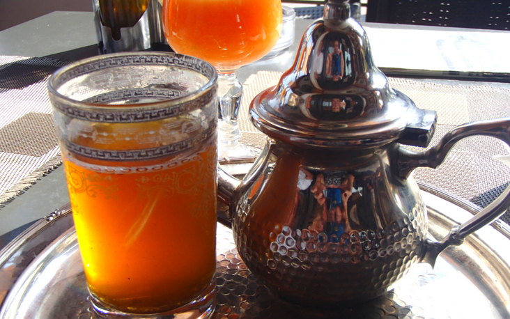 In Marokko drinken ze graag muntthee die geschonken wordt uit een speciale theepot en bijbehorende glazen