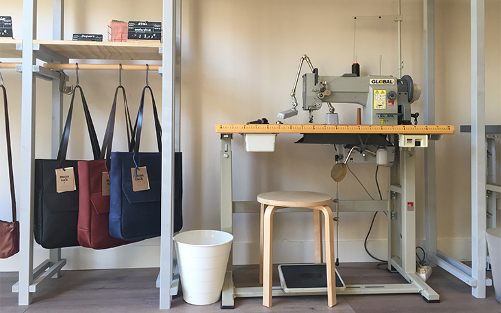 Hier gebeurt het, elke monsak tas wordt in het atelier in Amsterdam met de hand gemaakt