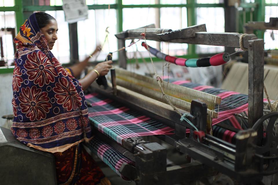 Een Indiase vrouw weeft stoffen voor de duurzame mode-industrie