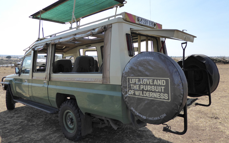 Ons vervoermiddel tijdens de safari, mét daarop een geweldig motto
